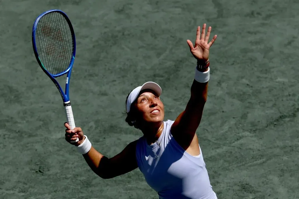 Jessica Pegula sirve a Ekaterina Alexandrova durante el Abierto de Charleston 2025 (Getty Images).