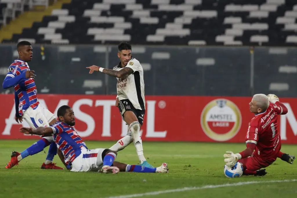 Lucero jugando por Colo Colo contra Fortaleza, papel que se invertirá en Libertadores
