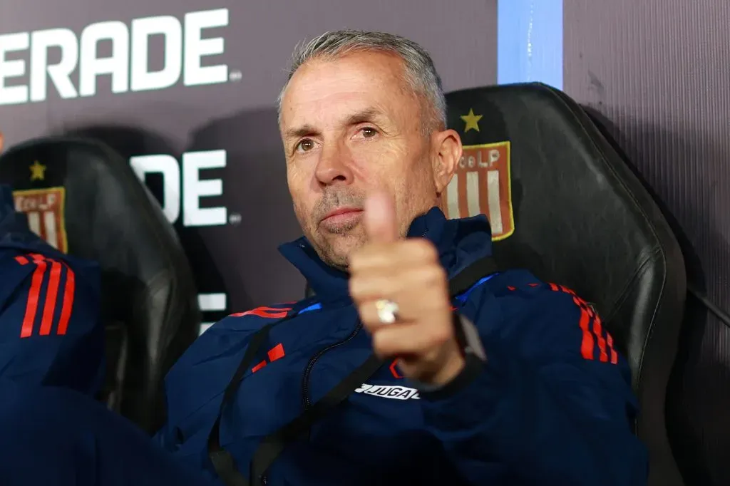 Marco Escobar se prende con la U 2025 de Gustavo Álvarez en la Copa Libertadores.