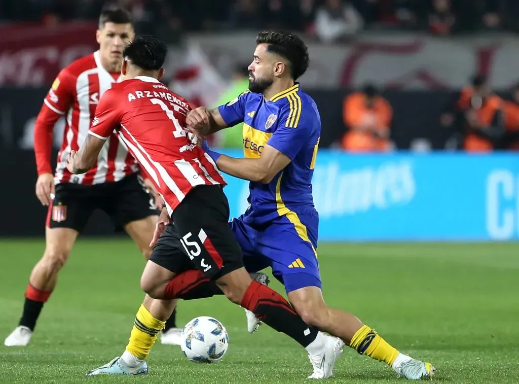 Santiago Arzamendia ante Boca por Estudiantes. (Daniel Jayo/Getty Images).