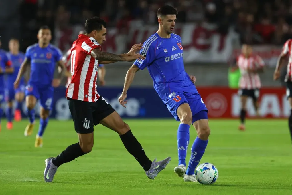 Lucas di Yorio aguanta la marca del lateral derecho Eric Meza. (Javier Vergara/Photosport).