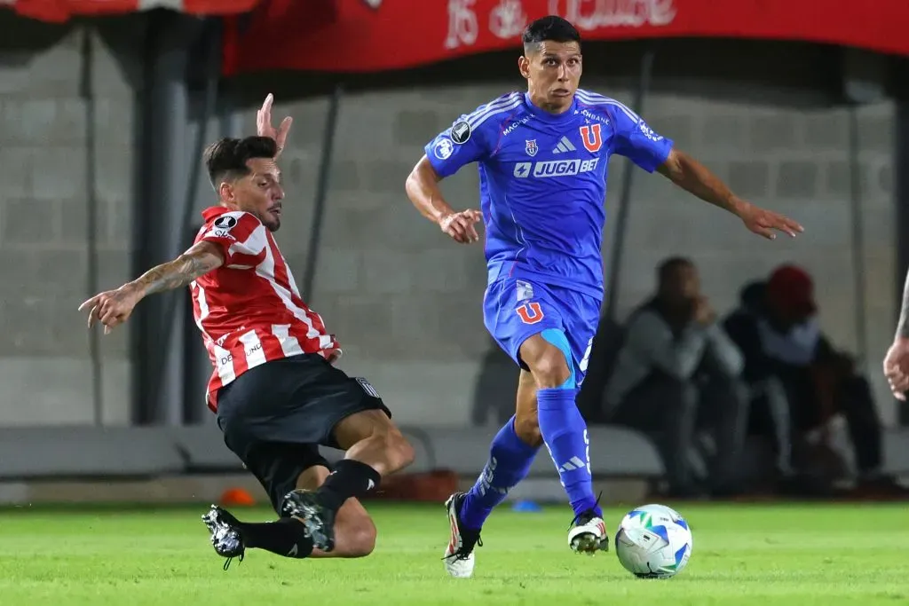 Israel Poblete en acción ante Estudiantes de La Plata. (Javier Vergara/Photosport).