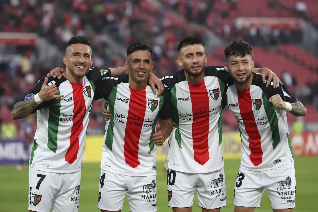 Bryan Carrasco celebra en el Tino junto a Joe Abrigo, Ariel Martínez y Jason León. (Felipe Zanca/Photosport).