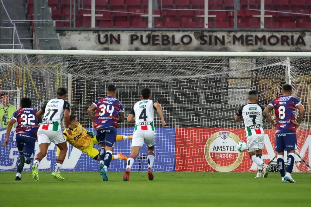 Bryan Carrasco engañó al portero uruguayo Thiago Cardozo, una buena figura del partido. (Jonnathan Oyarzun/Photosport).