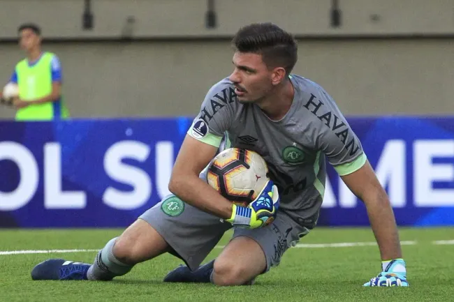 Joao Ricardo en acción ante Unión La Calera con el Chapecoense. (Sebastian Cisternas/Photosport).