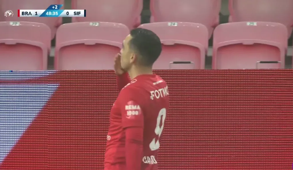 El festejo de Niklas Castro tras convertir su gol a Strømsgodset IF. Foto: TV 2 Sport.