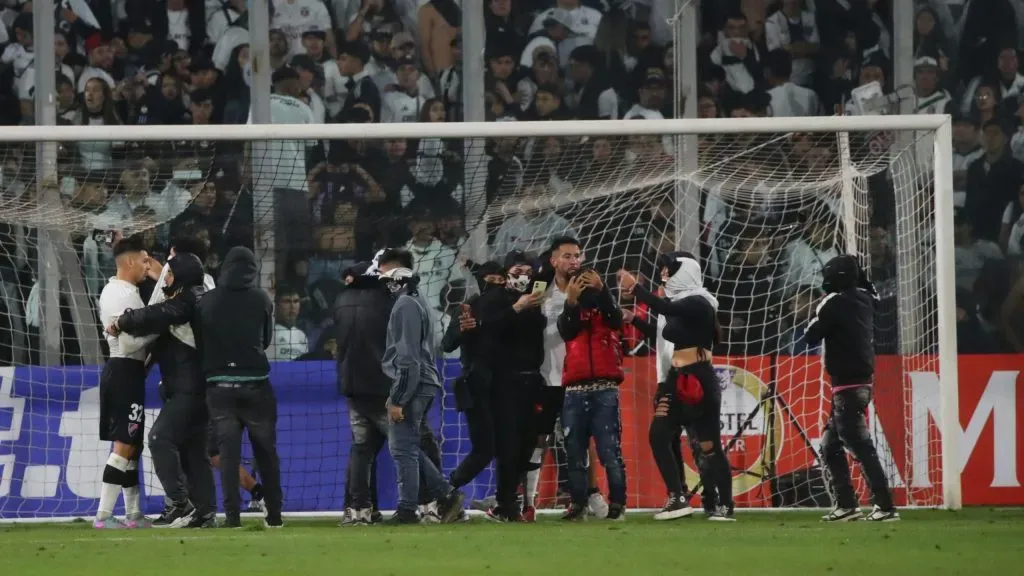 Hinchas ingresaron a la cancha del Estadio Monmental