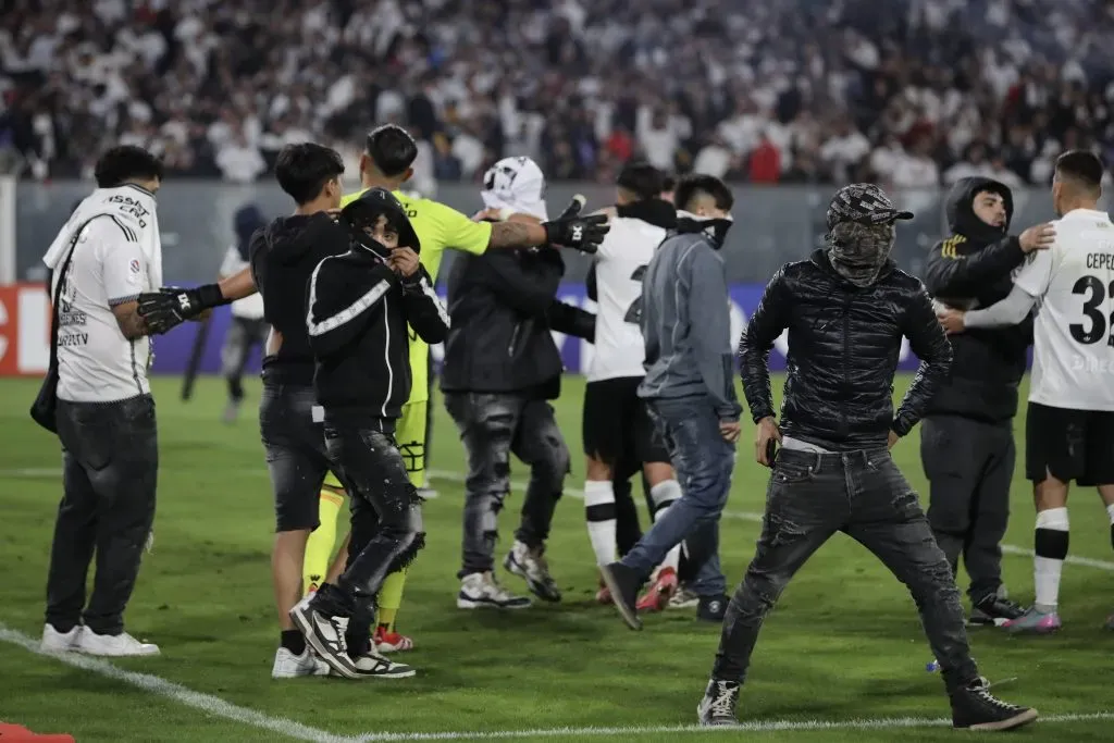 Los delincuentes en la cancha del Monumental. Foto: Felipe Zanca/Photosport