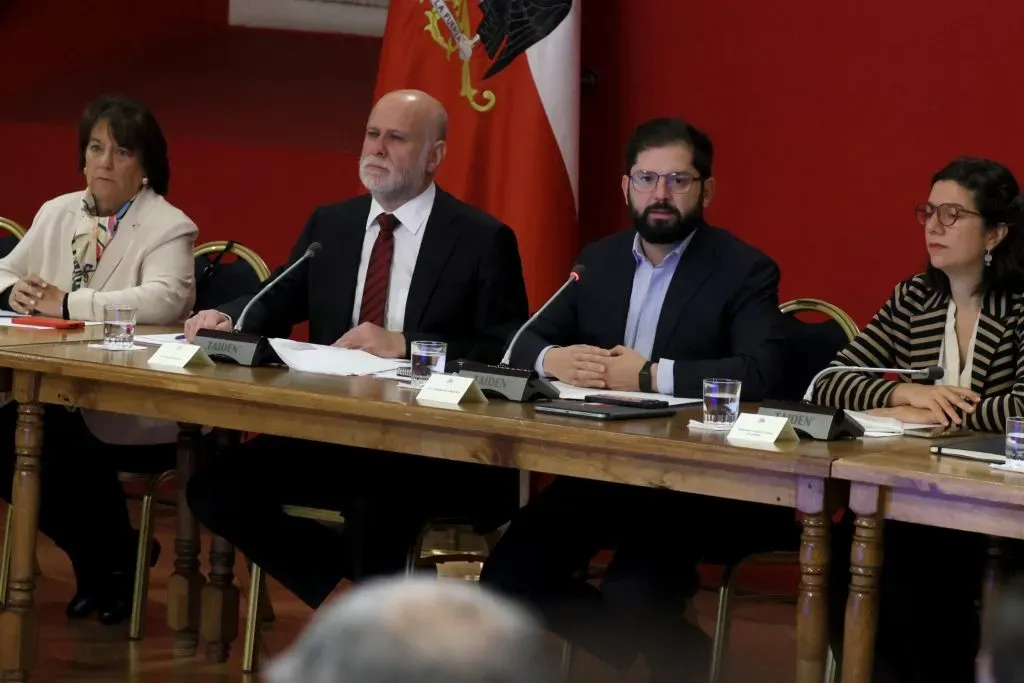 SEl Presidente de la Republica, Gabriel Boric, encabeza un nuevo consejo de gabinete, donde el tema de los hinchas fallecidos de Colo Colo se tocó. Foto: Dragomir Yankovic/Aton Chile