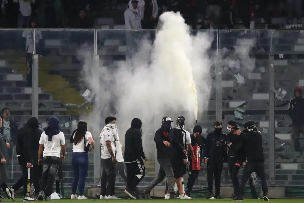 Serios incidentes en el estadio Monumental. Foto: Jonnathan Oyarzun/Photosport