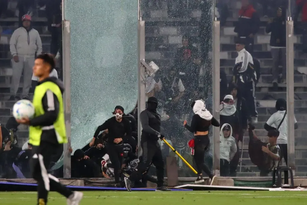 Todas las seguridad impuestas para el Colo Colo vs Fortaleza se quedaron cortísimas. | Foto: Photosport.