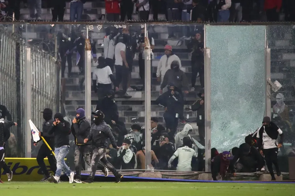 Todas las seguridad impuestas para el Colo Colo vs Fortaleza se quedaron cortísimas. | Foto: Photosport.