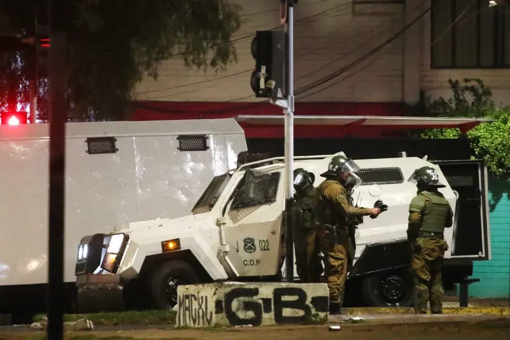 Diversos informes apuntan a un errático actuar de los carros policiales en el Colo Colo vs Fortaleza. | Foto: Photosport.