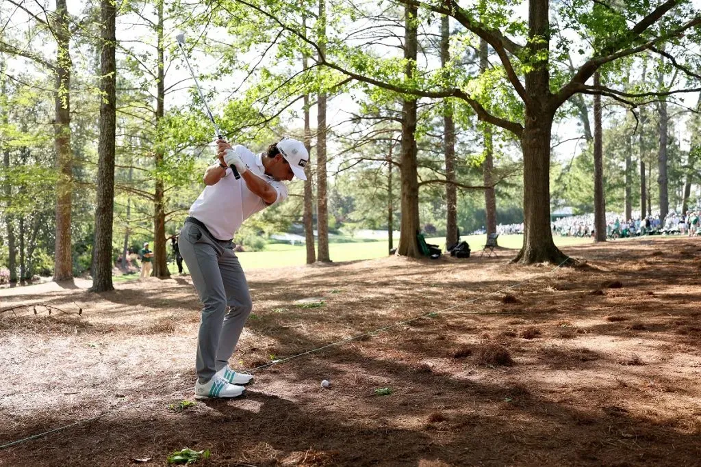 Joaquin Niemann juega su tercer golpe en el hoyo 13 durante la segunda ronda del 2025 Masters de Augusta (Getty Images).