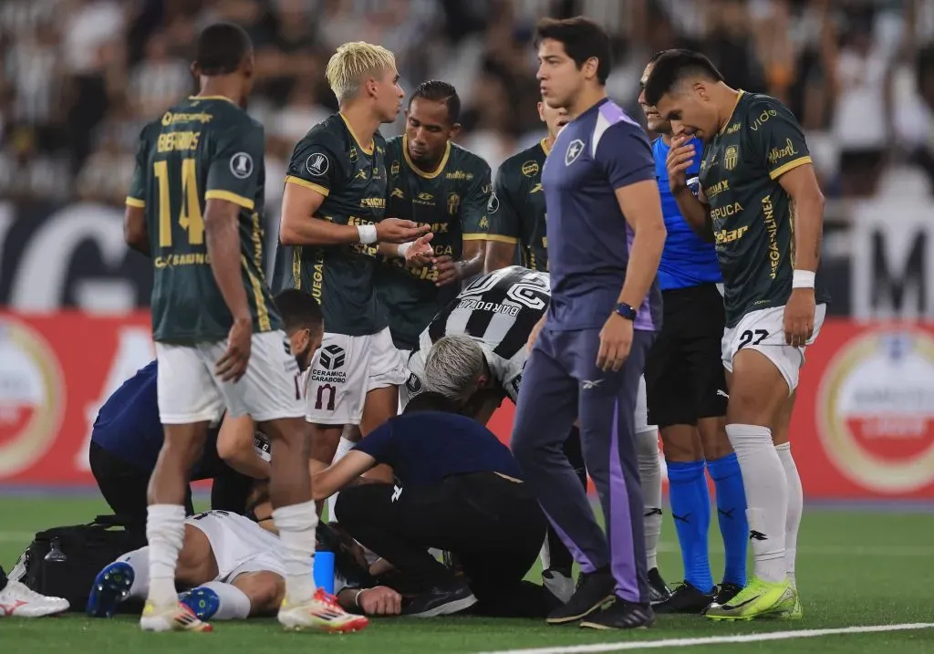 Ezequiel Neira sufrió fuerte golpe frente a Botafogo cuando choco contra Mastriano.