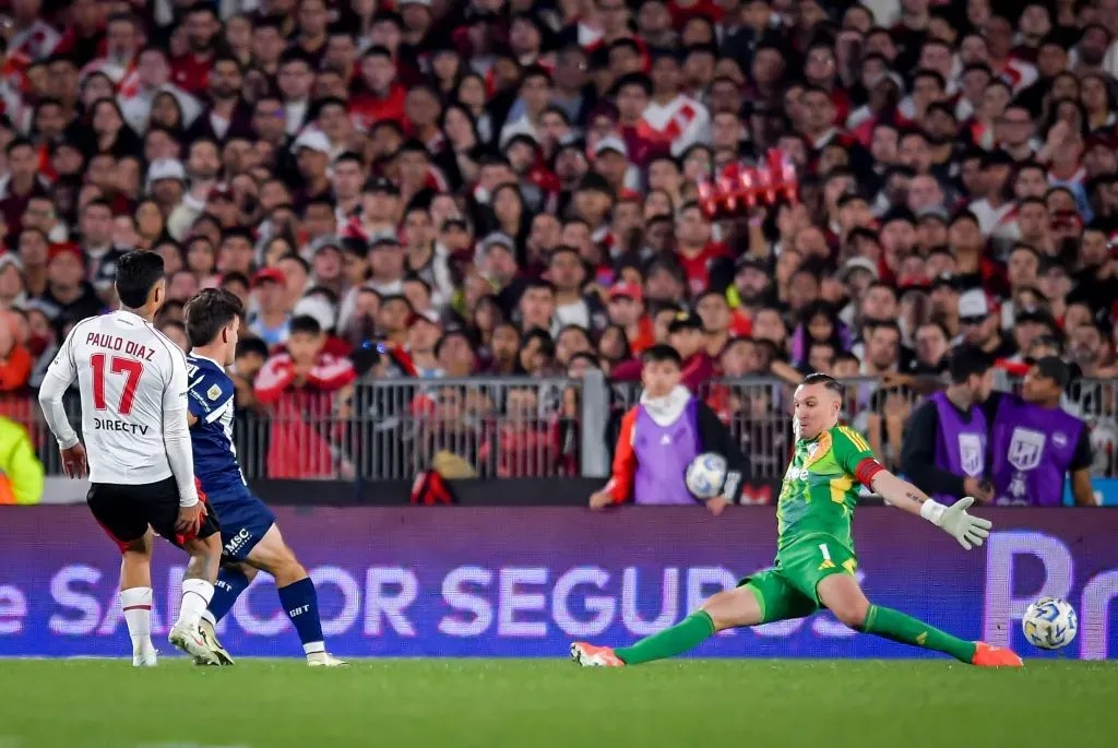 Paulo Díaz y su gesto de la lesión muscular. (Marcelo Endelli/Getty Images).