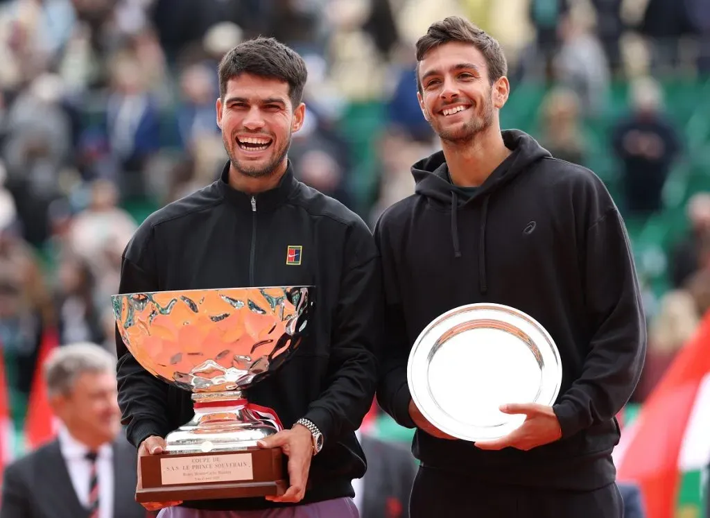 Carlos Alcaraz y Lorenzo Musetti juntos en la ceremonia de entrega de trofeos del Masters de Montecarlo (Getty Images).