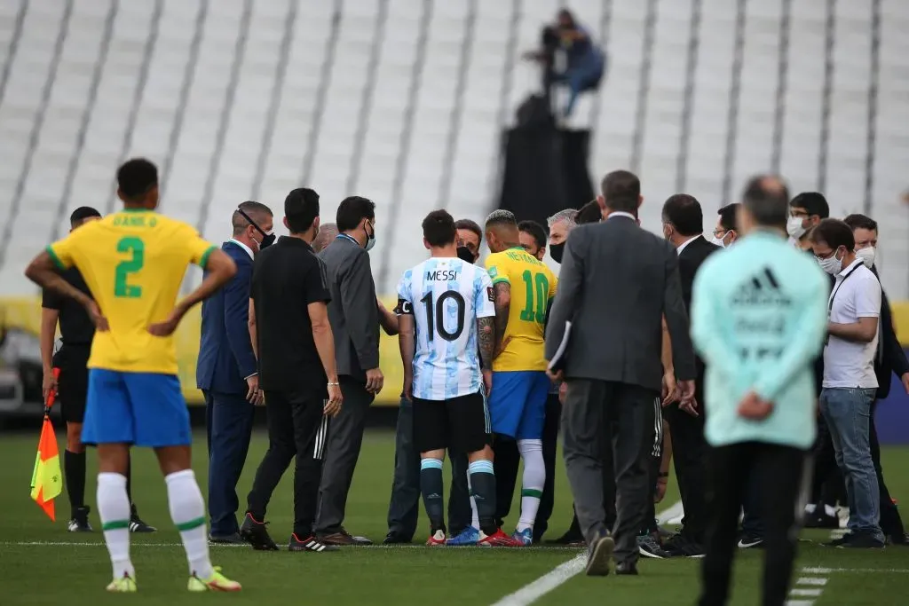 Messi y Neymar intentan entender la situación en el estadio NEO Química Arena. (Alexandre Schneider/Getty Images).