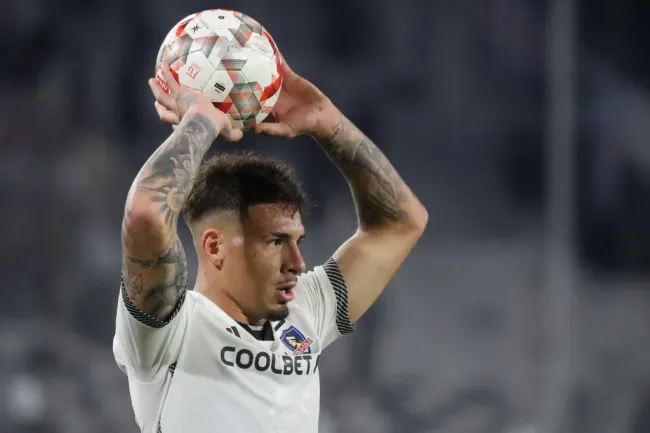 Alan Saldivia se metió en una innecesaria polémica en Colo Colo tras sus cánticos contra Universidad de Chile. | Foto: Photosport.