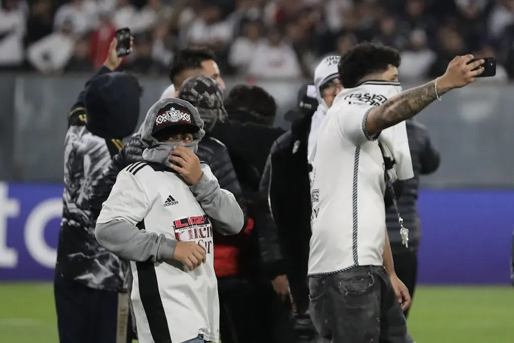 La invasión de los hinchas albos tienen a Colo Colo esperando un duro castigo por parte de la Conmebol. | Foto: Photosport.