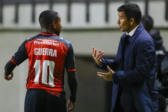 Víctor Rivero le da indicaciones a Luis Guerra ante Deportes Iquique. (Andres Pina/Photosport).