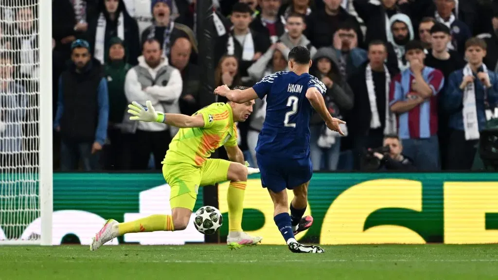 Dibu Martínez fue protagonista en esta jugada, que terminó sellando la suerte de Aston Villa ante PSG. Foto: Getty Images.