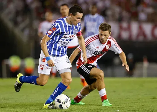 Fernando Zuqui en Godoy Cruz ante River Plate. (Captura Getty Images).