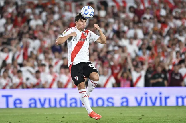 Gonzalo Tapia en acción por River ante Lanús. (Rodrigo Valle/Getty Images).