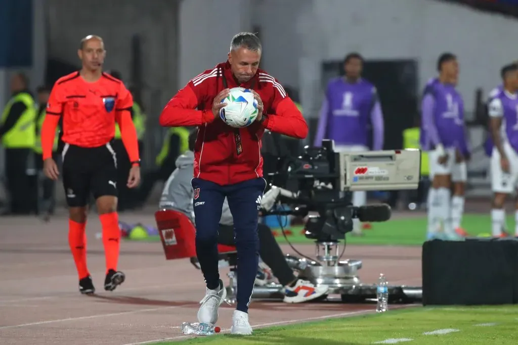Gustavo Álvarez sabe que al Tucu Contreras le queda mucho por mejorar. (Jonnathan Oyarzun/Photosport).