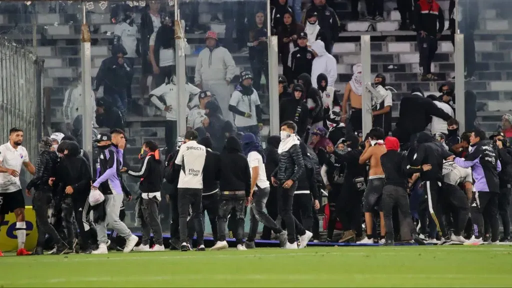La Tercera reveló detalles de la querella de Colo Colo contra 15 personas tras incidentes dentro del Estadio Monumental. Foto: Photosport.