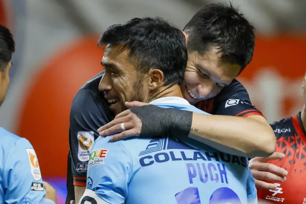 Edson Puch junto a Alfonso Parot, dos ex UC. (Andres Pina/Photosport).