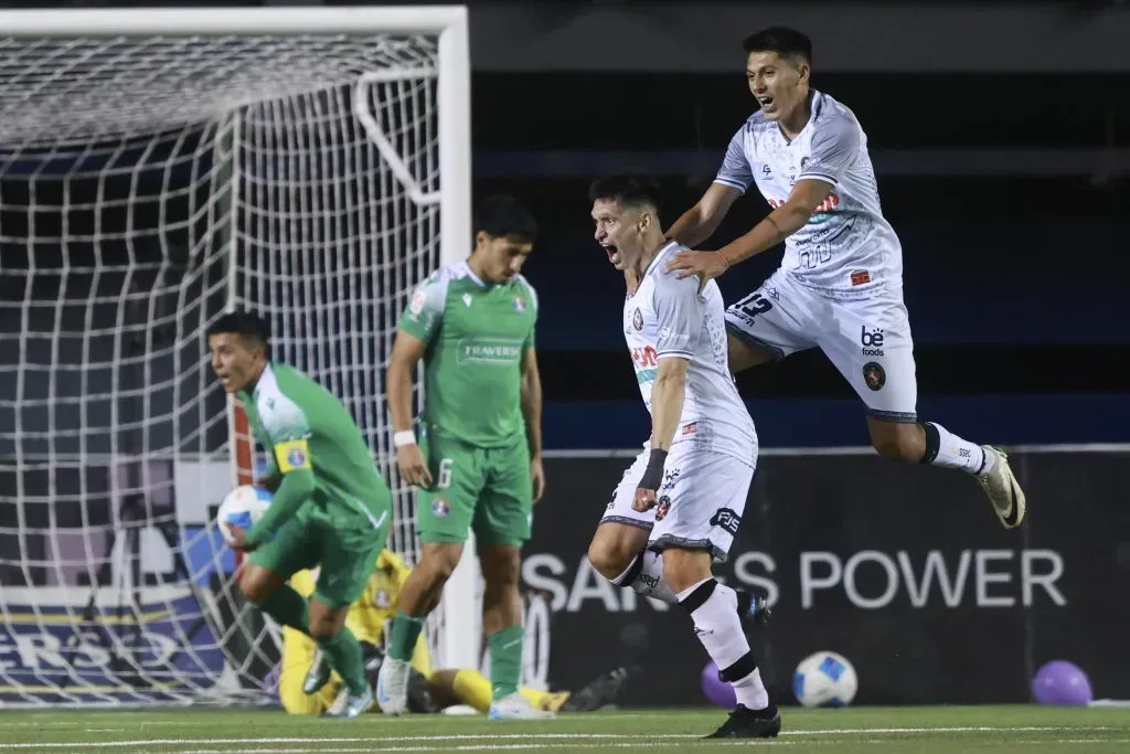 Alfonso Parot celebró vía juego aéreo ante los Tanos. (Felipe Zanca/Photosport).