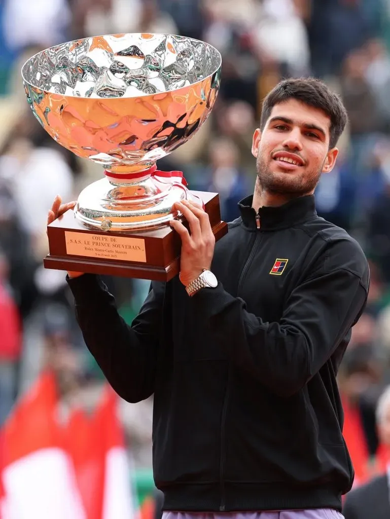 Carlos Alcaraz con el trofeo del Masters de Montecarlo 2025 (Getty Images).