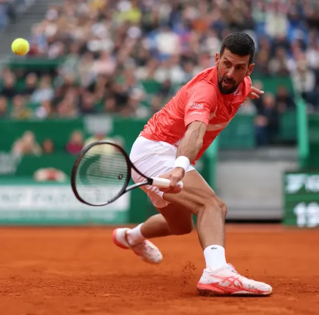 Novak Djokovic juega un revés contra Alejandro Tabilo durante el Masters de Montecarlo 2025 (Getty Images).