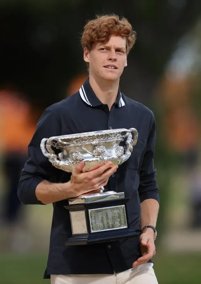 Jannik Sinner con su trofeo del Australian Open 2025 (Getty Images).
