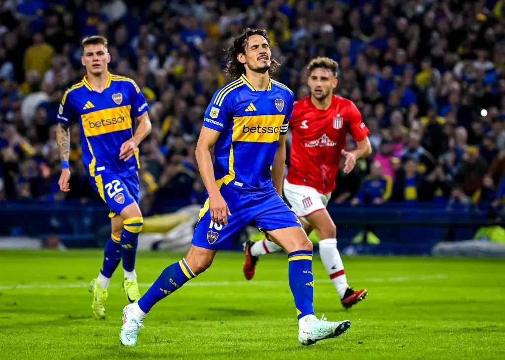 Así reaccionó Edinson Cavani tras otro penal fallado en Boca. (Marcelo Endelli/Getty Images).