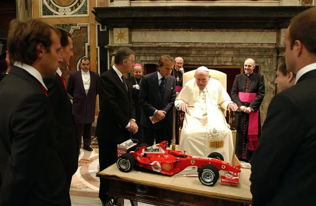 Papa Juan Pablo II recibe como regalo del presidente de Ferrari, Luca Cordero di Montezemol y Michael Schumacher en enero de 2005 (Getty Images).