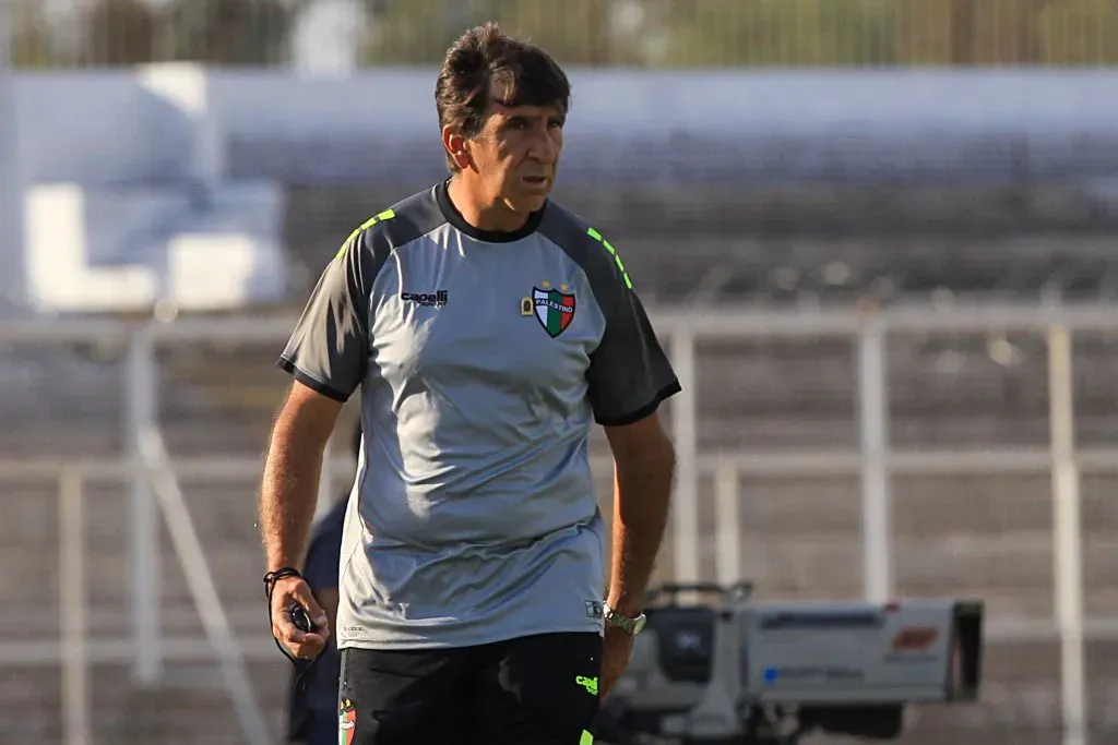 Gustavo Costas vivió una dura derrota ante Colo Colo el 2022. (Foto: Dragomir Yankovic/Photosport)