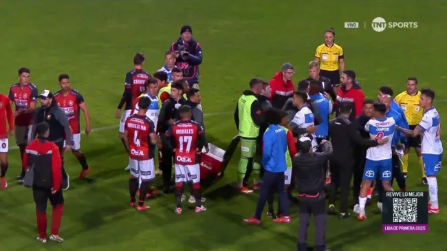 Canales quiso asegurarse de que Zampedri no perdiera el control. (Captura TNT Sports).