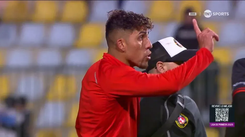 César Pinares metió gesto técnico para rayarle la cancha a Zampedri. (Captura TNT Sports).