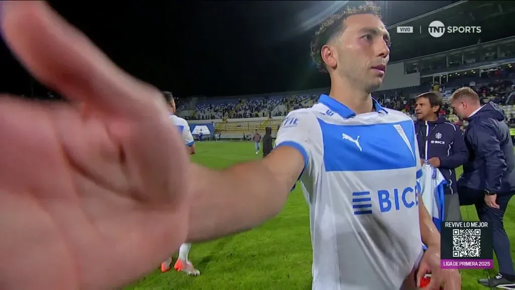 Cristián Cuevas intentó evitar que se captaran imágenes del momento. (Captura TNT Sports).
