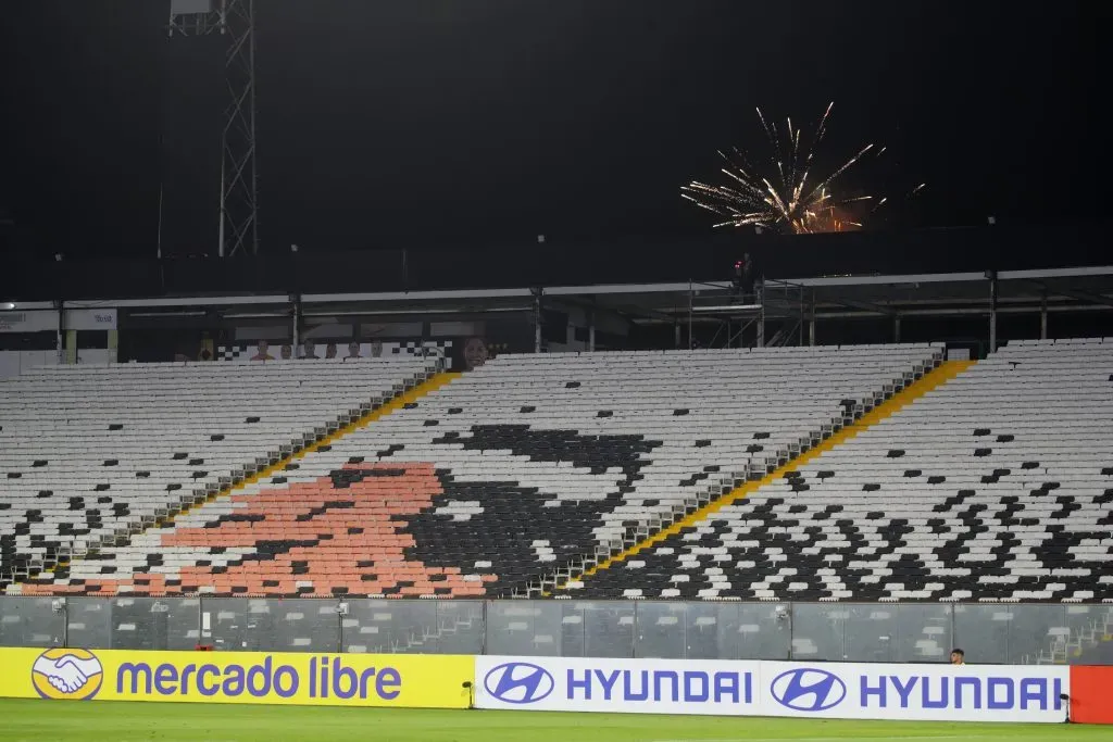 Pese a las extremas medidas de seguridad, de igual manera los hinchas lanzaron fuegos artificiales a las afueras del Estadio Monumental durante el Colo Colo vs Racing. | Foto: Photosport.