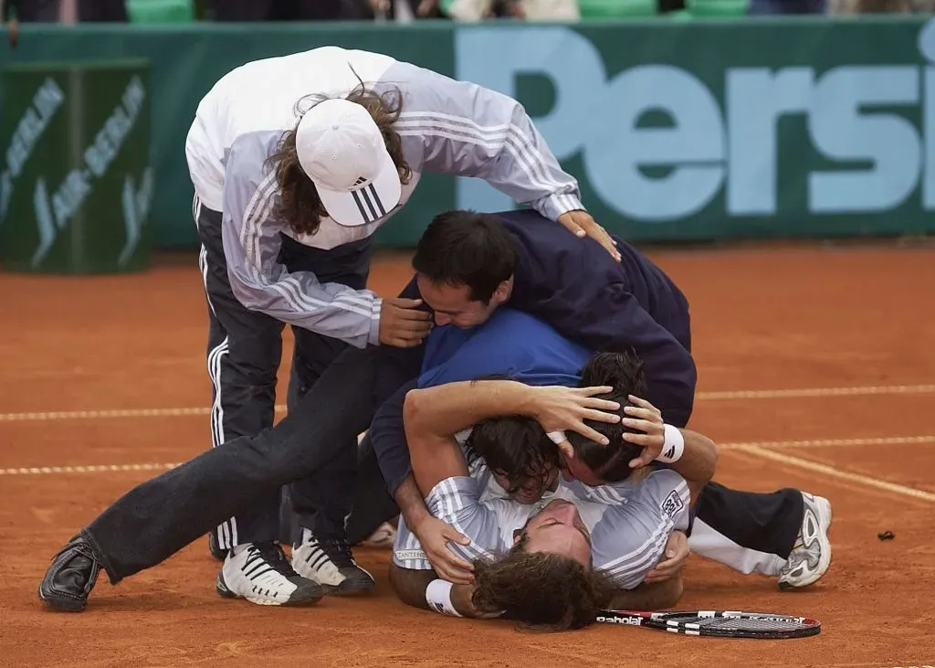 Massú, Ríos y González celebran tras ser campeones en Dusseldorf, Alemania, el 2003