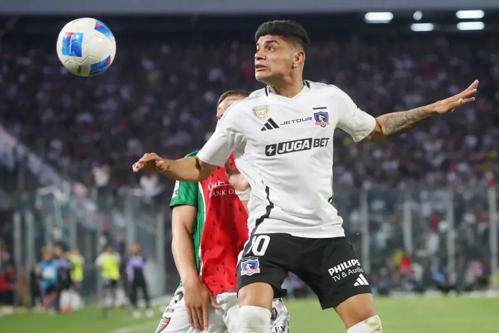 Claudio Aquino en acción por Colo Colo ante Palestino. (Jonnathan Oyarzun/Photosport).