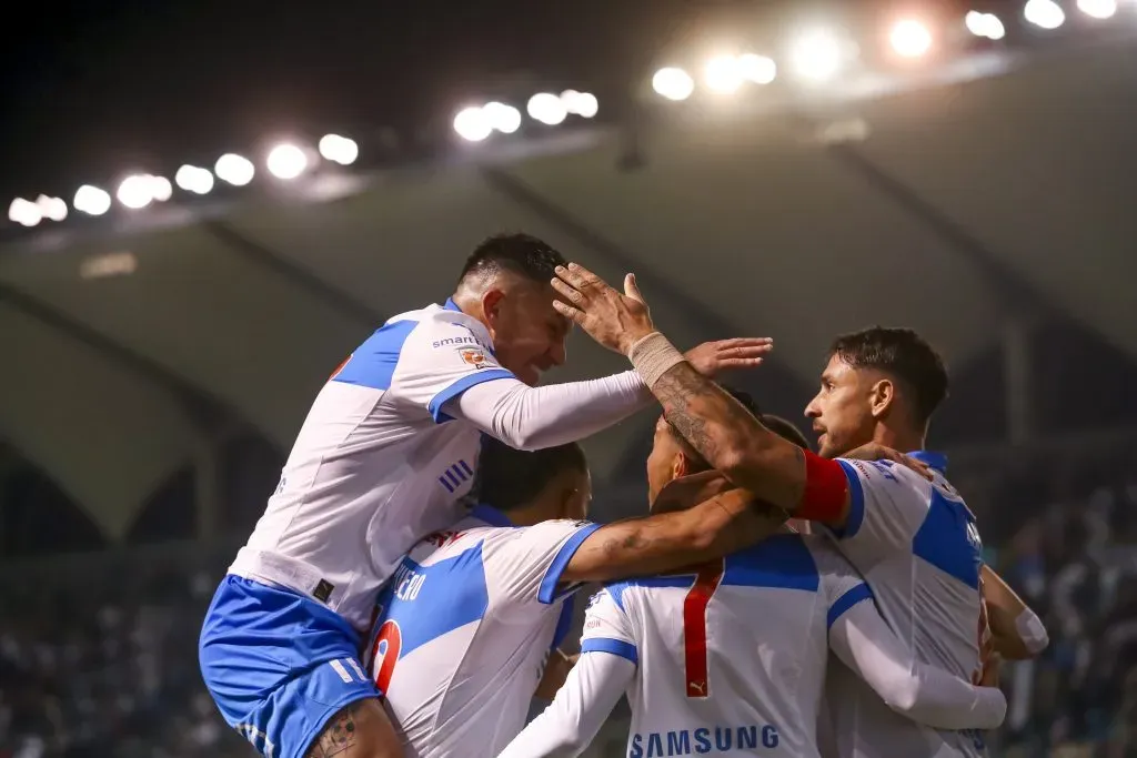 El festejo de la UC que saltó a la cima. (Pepe Alvujar/Photosport).