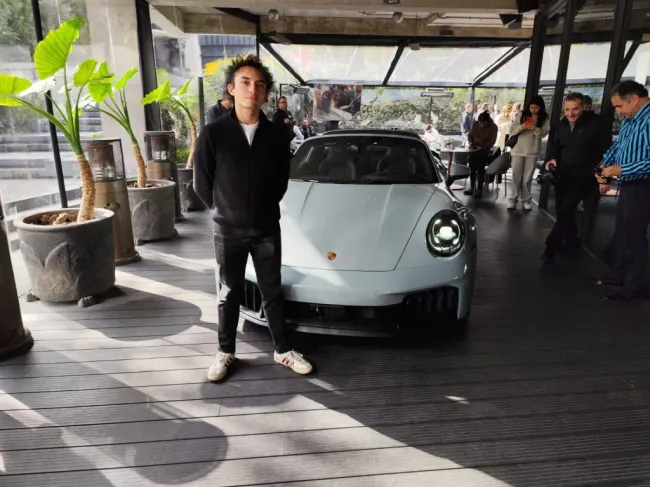 Nico Pino con el nuevo Porsche 911 Targa 4 GTS. Imagen: RedGol