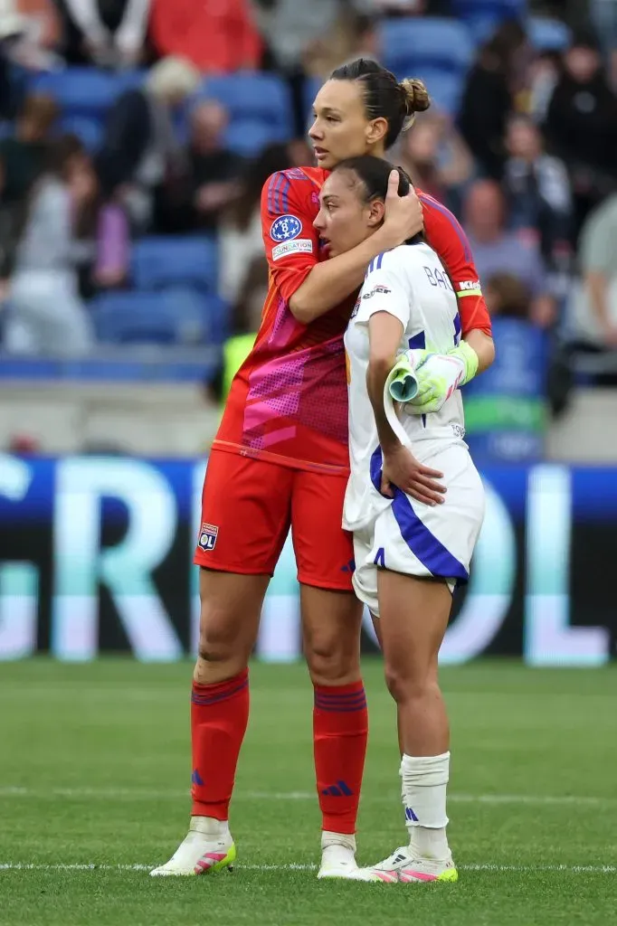 Christiane Endler consolando a sus compañeras en la eliminación de la Champions Femenina. Foto: Catherine Steenkeste/Getty Images.
