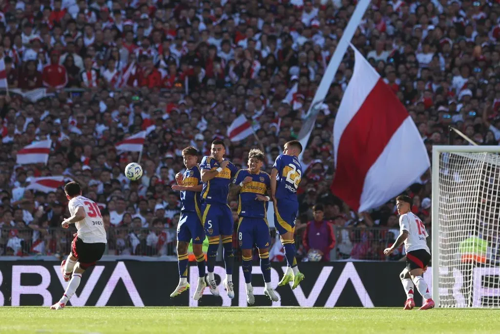 Carlos Palacios vio en la barrera el golazo de Mastantuono ante Boca Juniors. (Daniel Jayo/Getty Images).
