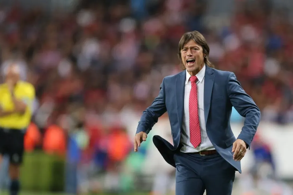 GUADALAJARA, MEXICO – APRIL 20: Matias Almeyda coach of Chivas gives instructions to his players during the 16th round match between Atlas and Chivas as part of the Torneo Clausura 2018 LIGA MX at Jalisco Stadium on April 20, 2018 in Guadalajara, Mexico. (Photo by Refugio Ruiz/Getty Images)