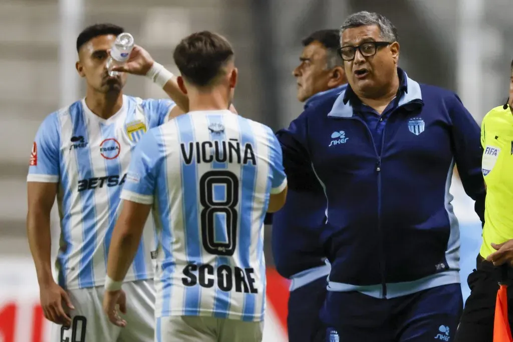 Ronald Fuentes en Magallanes. (Andres Pina/Photosport).